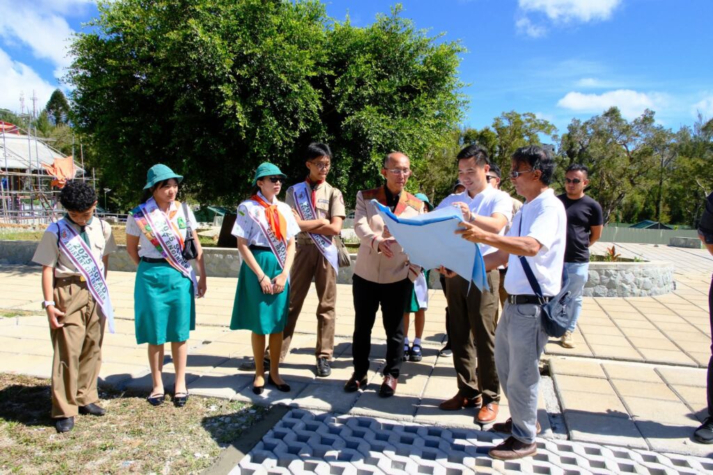 Baguio City Mayor Benjamin Magalong in the field with the SOFAD Mayor, Angela Lacson of UBHS and two other Scouts official for a day.