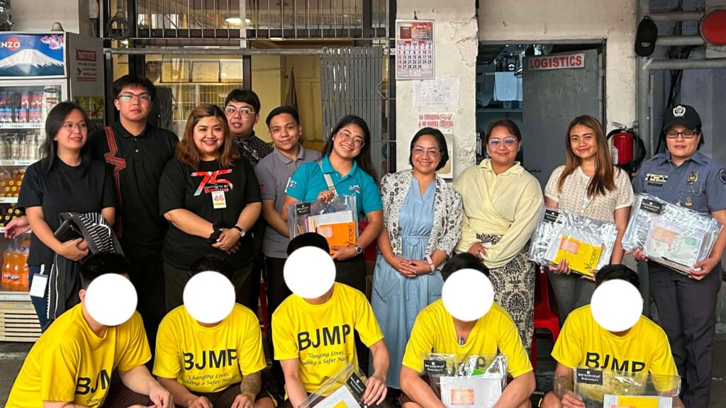 ALS learners receive learning kits during the UBHS-BJMP Partnership outreach program at the Baguio district jail.